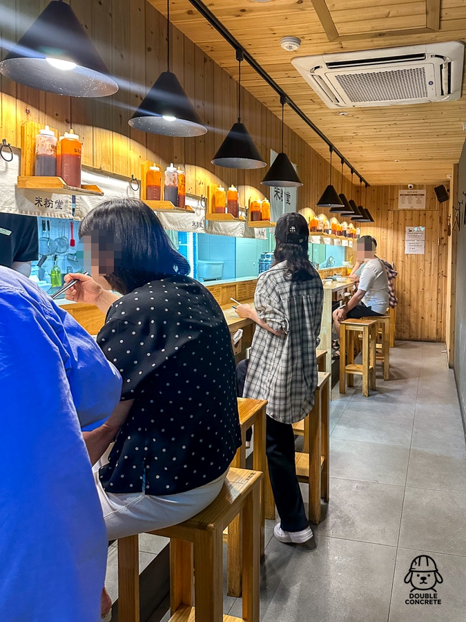 미분당의 바 테이블 구조 좌석과 조용한 내부 전경