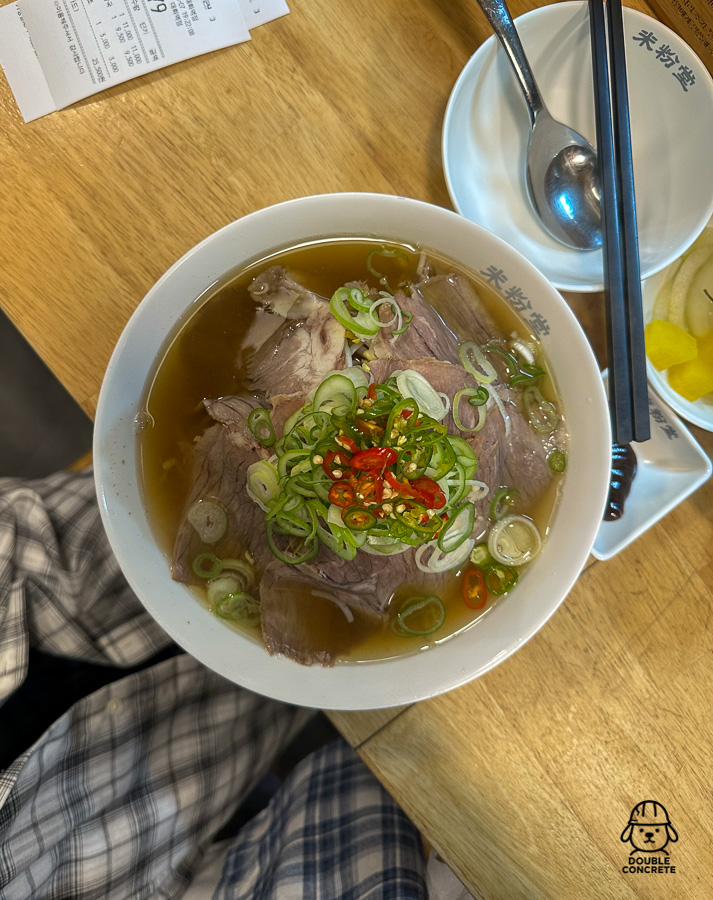 넓고 부드러운 차돌박이가 올려진 쌀국수 한 그릇