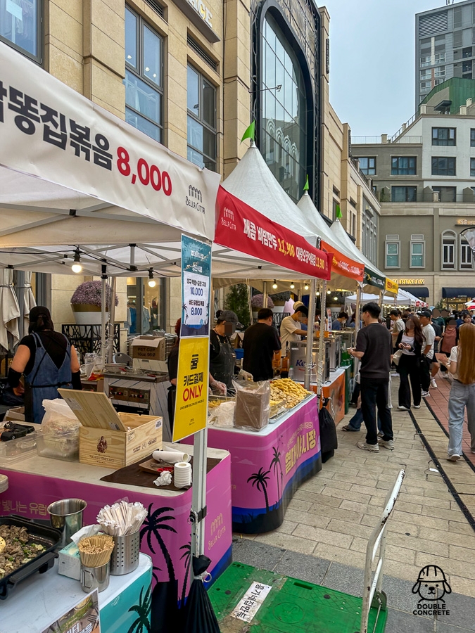 벨라시타 야시장 부스별 메뉴와 가격 안내판