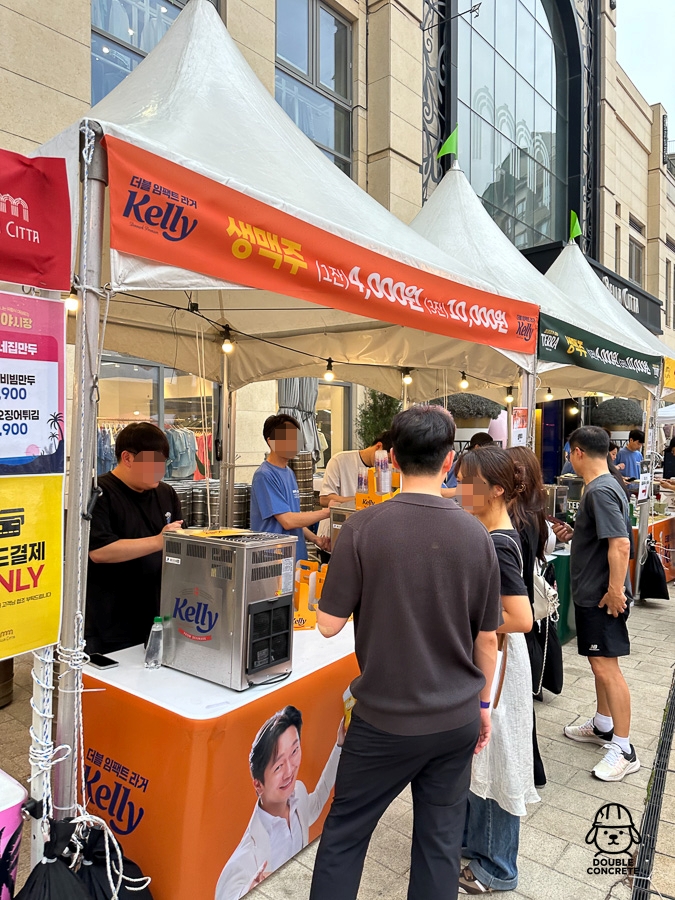 벨라시타 야시장에서 켈리 생맥주를 파는 부스와 사람들