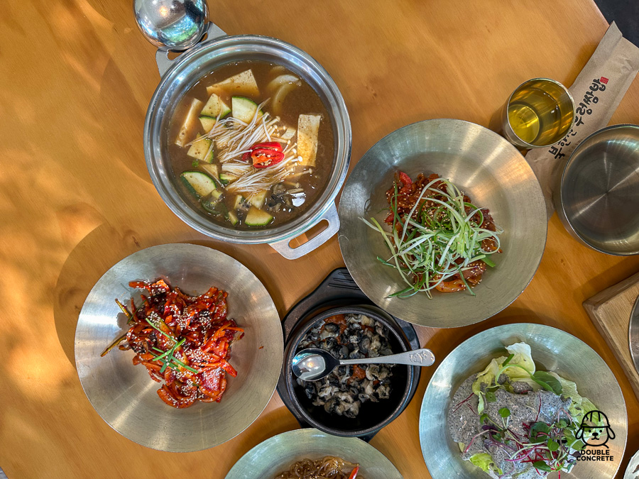 우렁쌈밥 정식 된장찌개와 우렁무침, 제육, 쌈장 구성