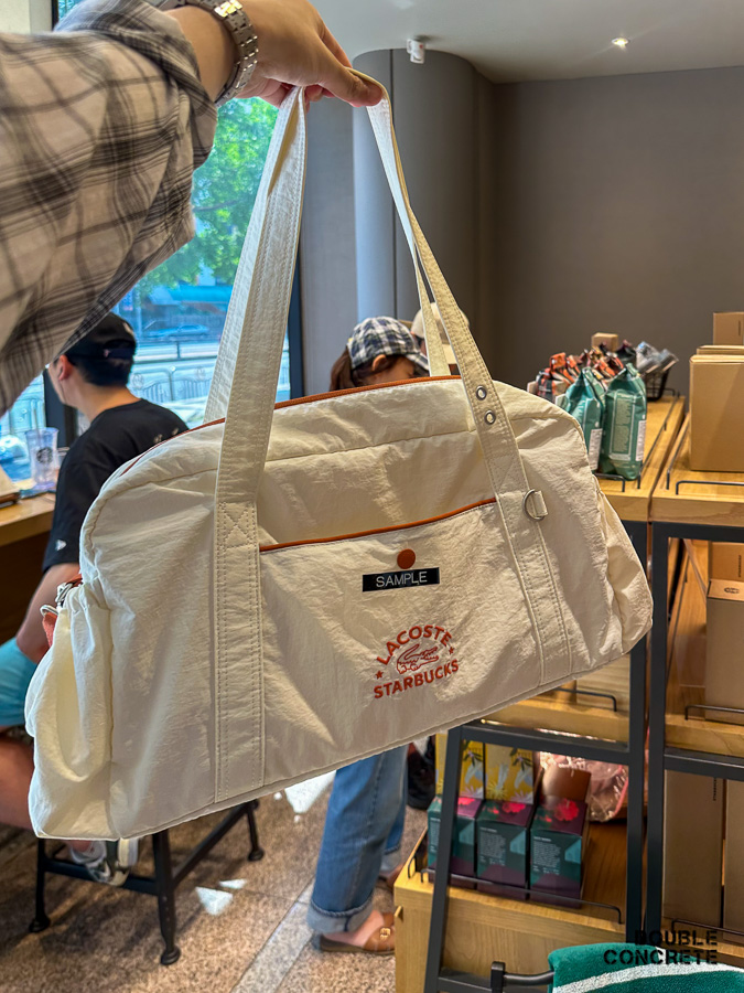 라코스테와 스타벅스 콜라보 화이트 숄더백