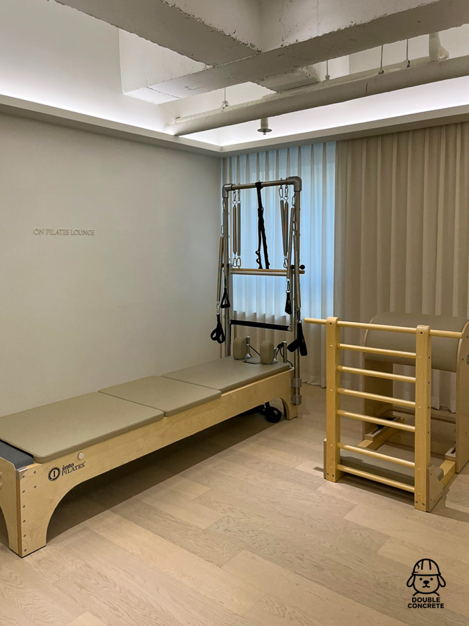 개인 레슨용 필라테스 기구 리포머와 바렐