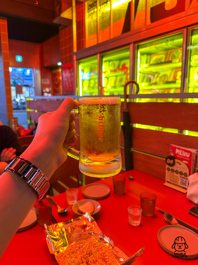 하이맥주 내부 테이블에서 생맥주를 들고 있는 모습