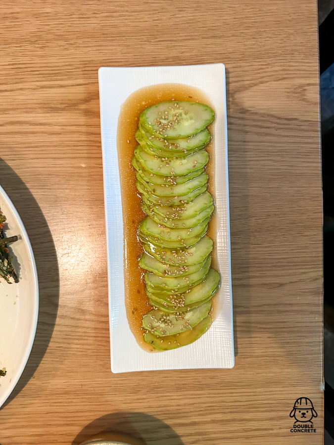 얇게 썬 오이에 간장 양념이 얹어진 오이무침