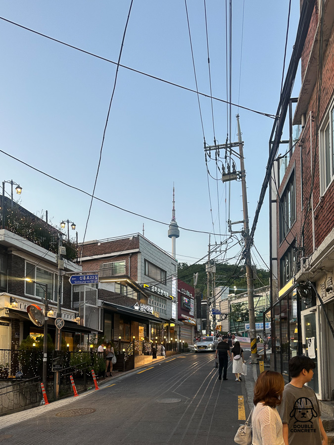 해방촌 거리와 멀리 보이는 남산타워, 저녁노을 하늘