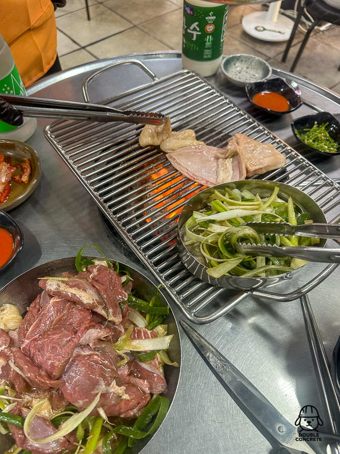 연탄불에 돼지부속과 파채가 구워지고 있는 모습.