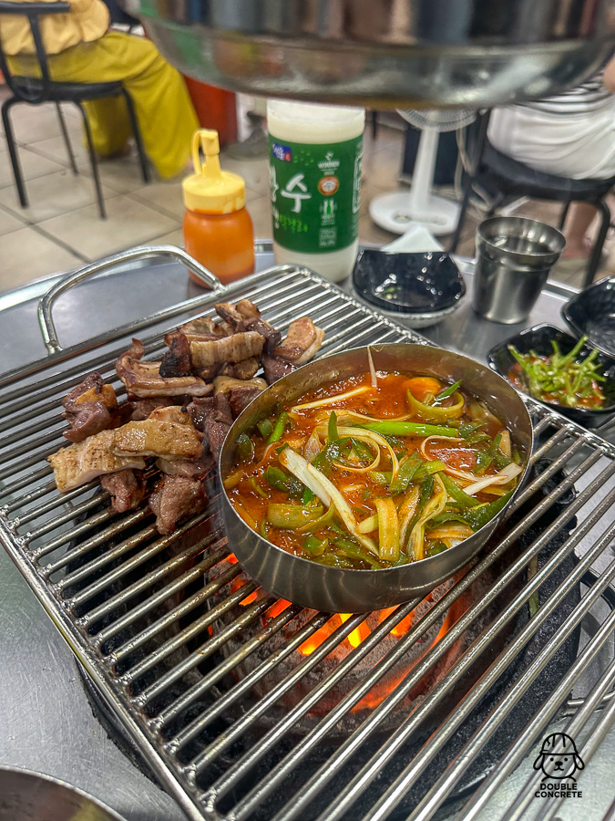 빨간 소스가 추가된 파채 양념을 곁들여 구워지는 모습.