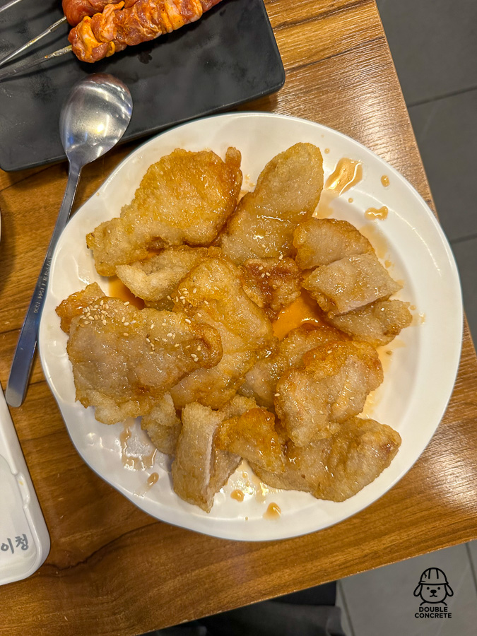 접시에 담긴 하이청 양꼬치의 꿔바로우